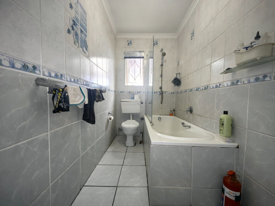 3 Bedroom Property for Sale in Lentegeur Western Cape